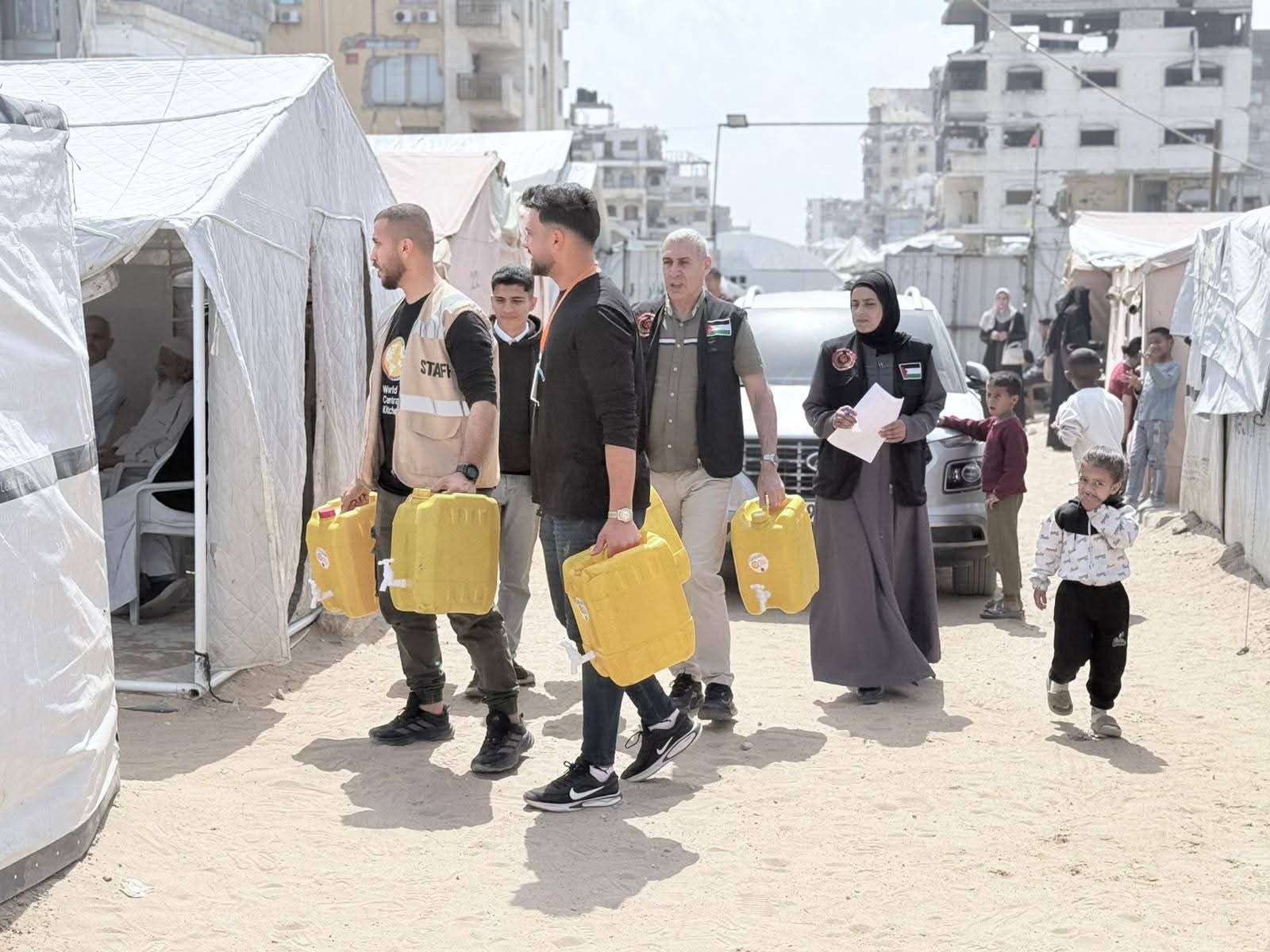 جمعية أصيل توزع جالونات مياه على النازحين في مخيمات غزة بدعم من المطبخ العالمي