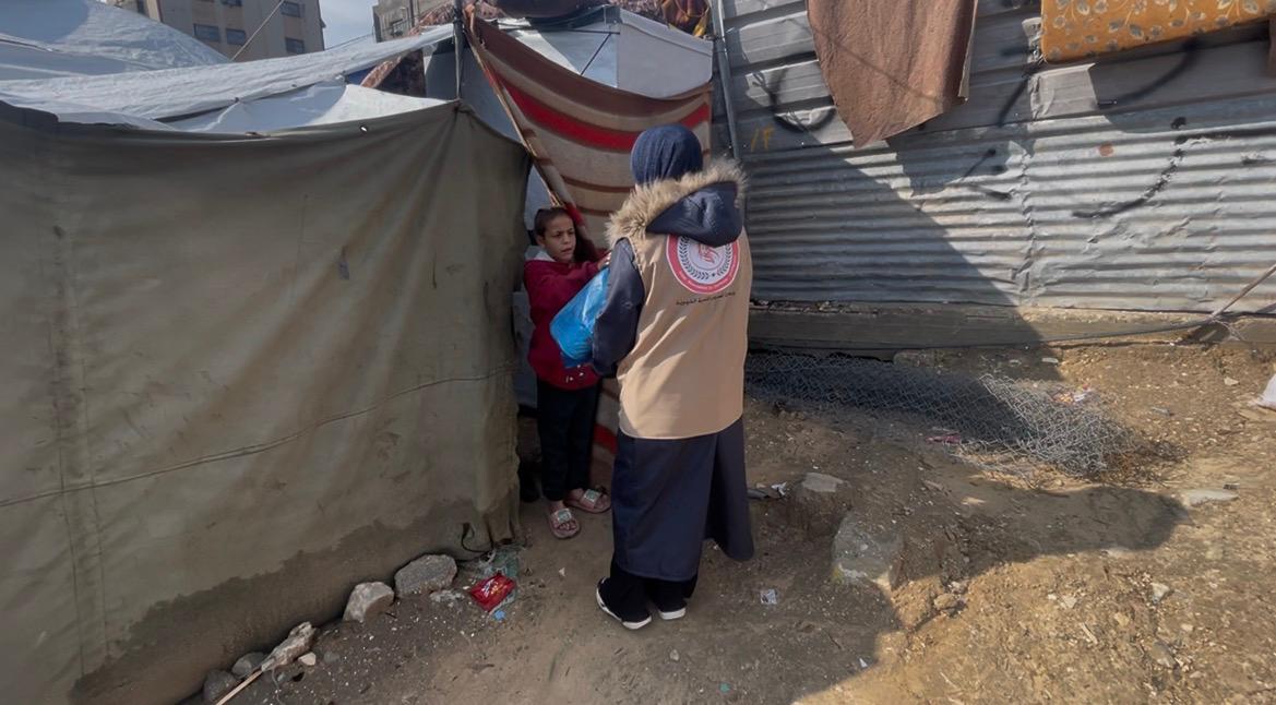 جمعية أصيل للتنمية الخيرية تُوزع طروداً غذائية على مئات الأسر النازحة في مراكز الإيواء بغزة غزة