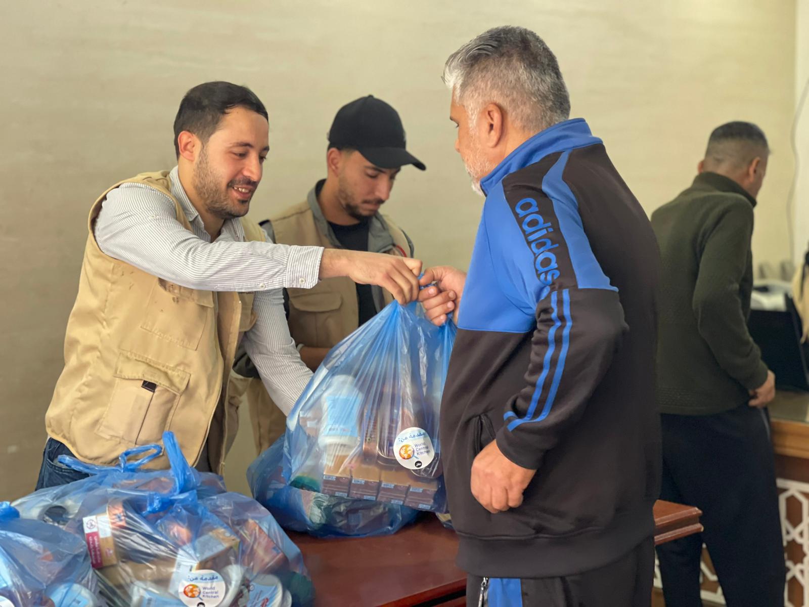 جمعية أصيل تقدم طرود غذائية للمواطنين في غزة بتبرع من المطبخ العالمي (WCK)