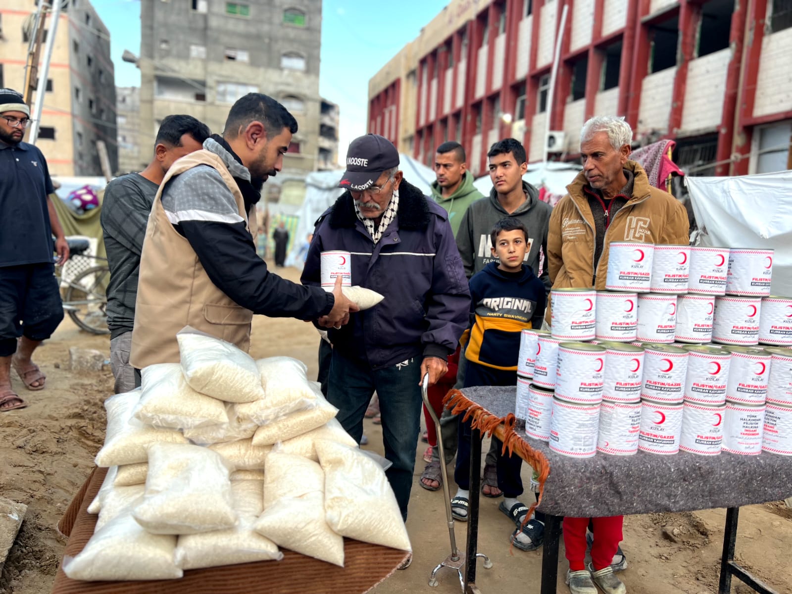 ضمن الاستجابة الغذائية الطارئة: أصيل توزع وجبات الأرز واللحم "غير المطبوخة" على النازحين بقطاع غزة