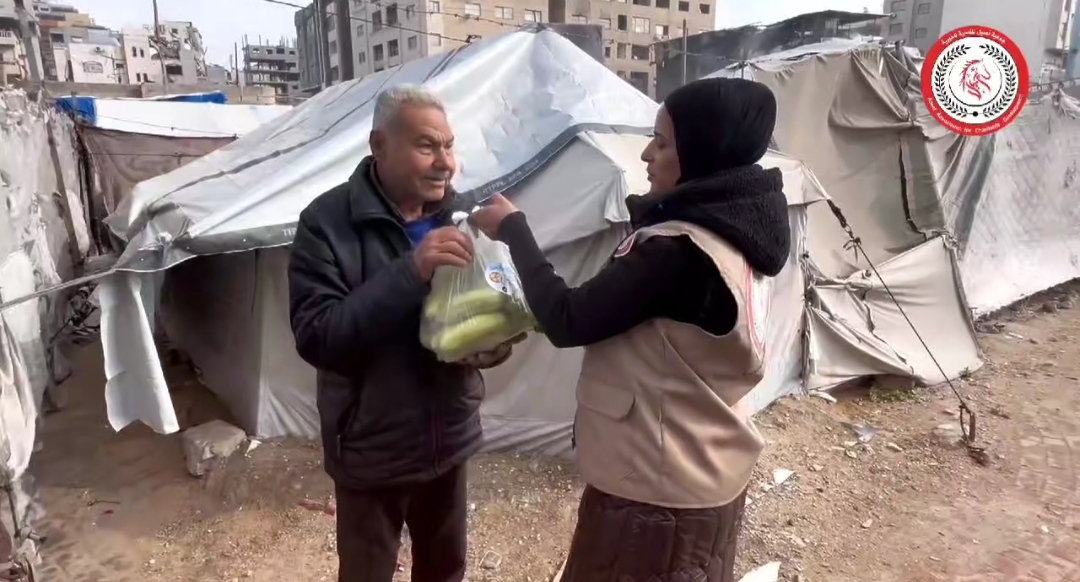 جمعية أصيل للتنمية الخيرية توزع ثمار الكوسا على المواطنين والنازحين في مخيمات غزة بدعم من المطبخ العالمي