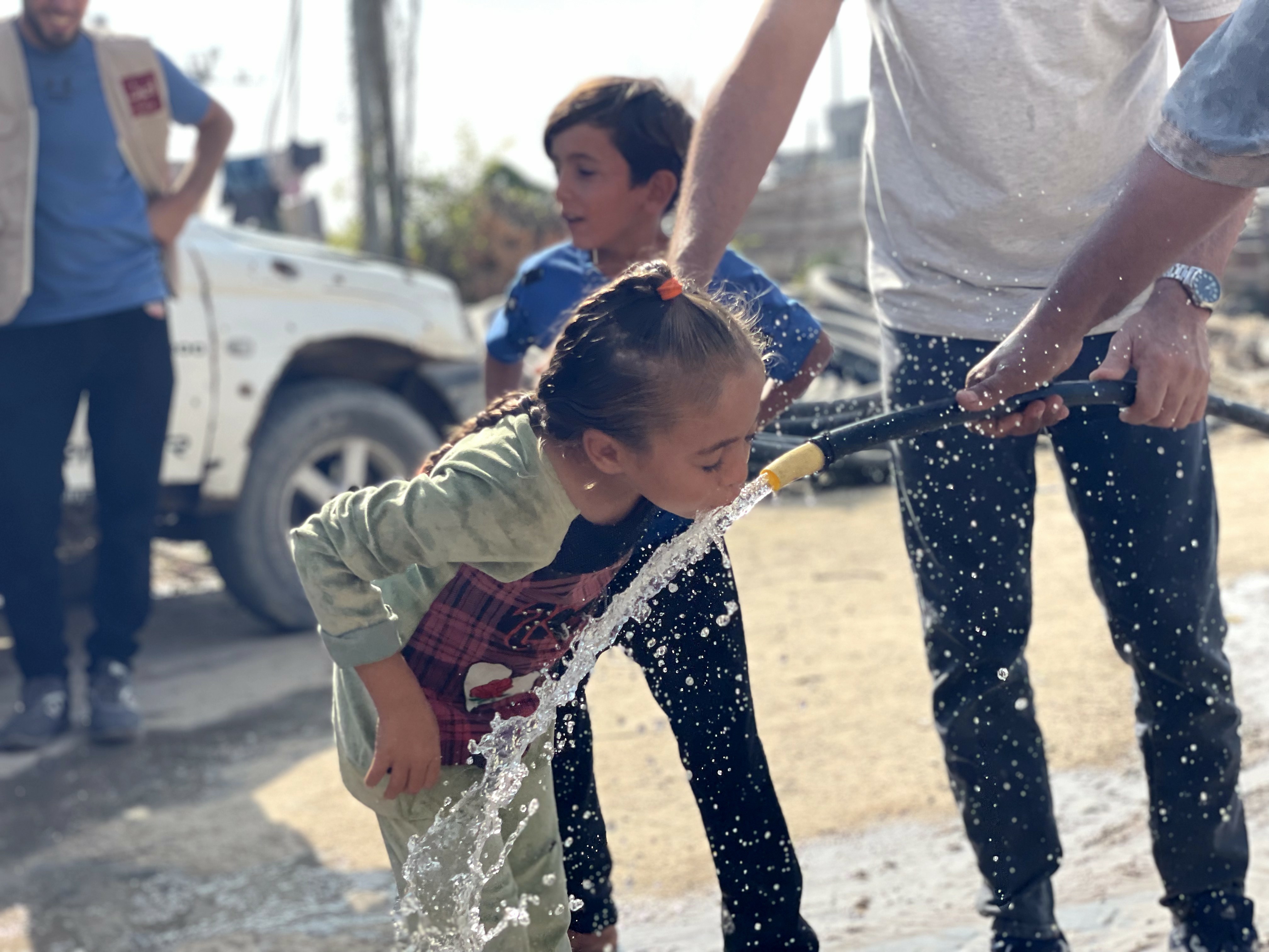 شريان الحياة يعود.. جمعية أصيل تتمكن من تمديد خراطيم مياه للمواطنين العائدين في بيت لاهيا شمال قطاع غزة.