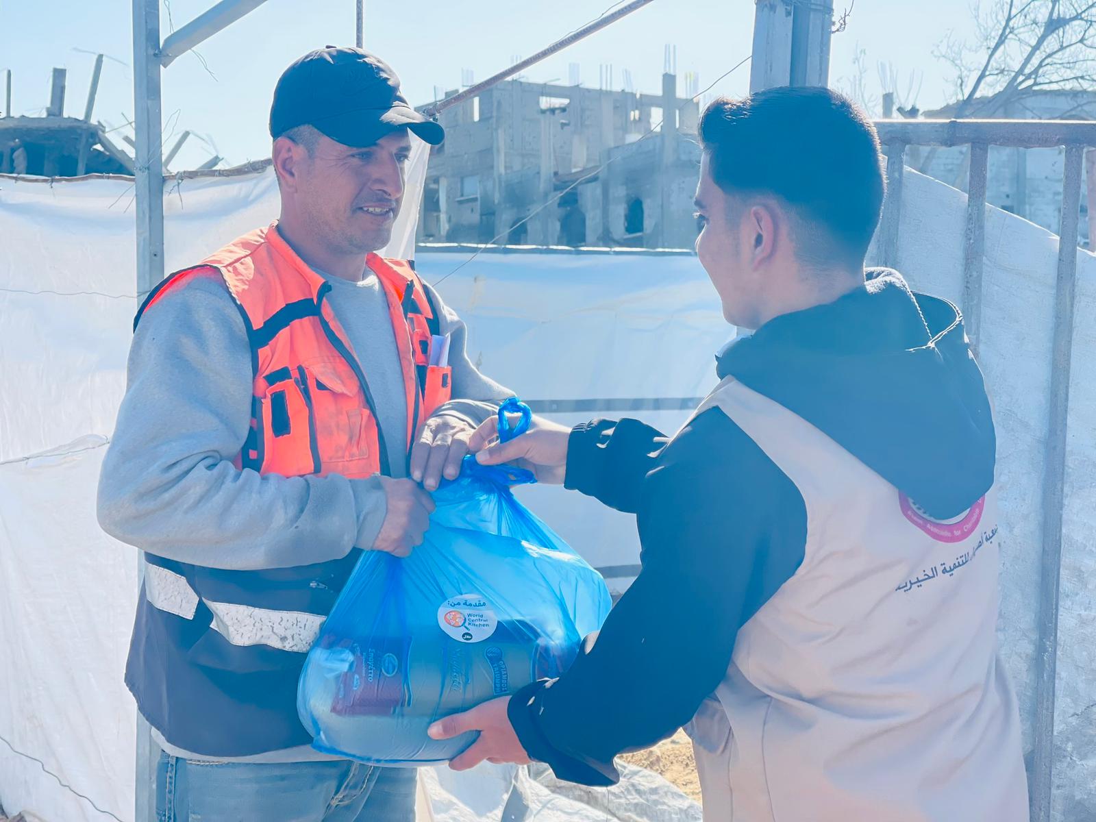 طواقم "أصيل" تواصل توزيع الطرود الغذائية في غزة بتبرع من المطبخ العالمي