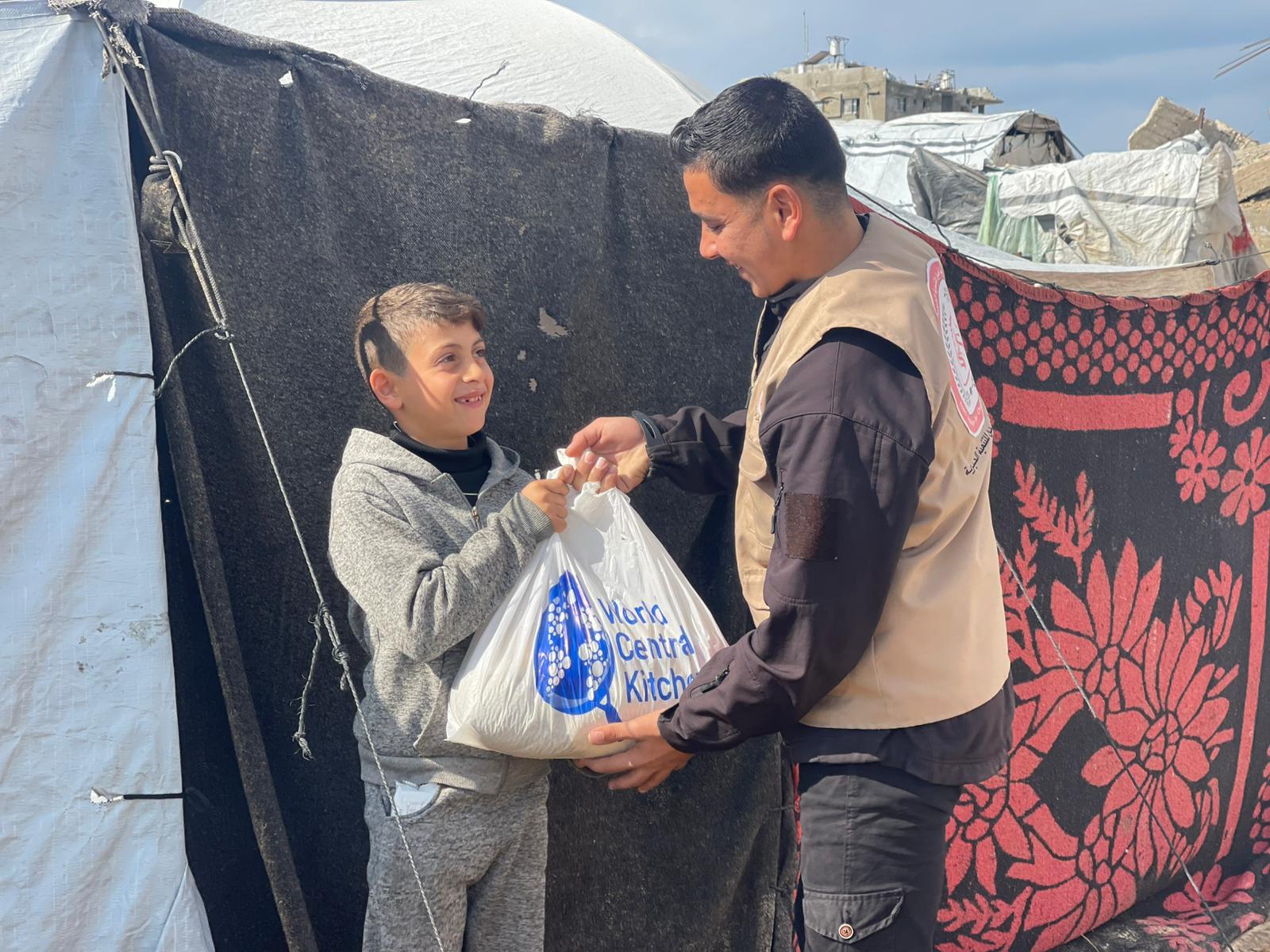 "جمعية أصيل" تُسخر طواقمها لتوزيع آلاف الطرود الغذائية في مخيمات قطاع غزة بتبرع من المطبخ العالمي