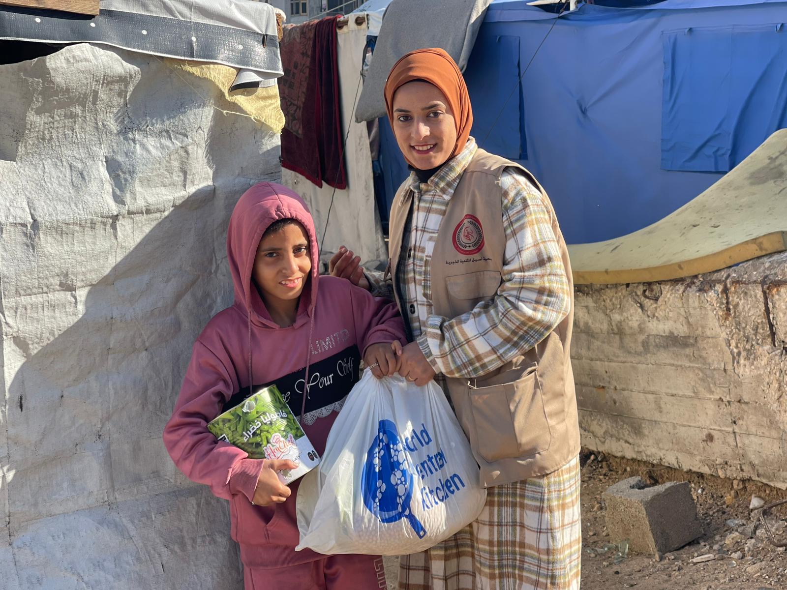 "جمعية أصيل" تُسخر طواقمها لتوزيع آلاف الطرود الغذائية في مخيمات قطاع غزة بتبرع من (WCK)