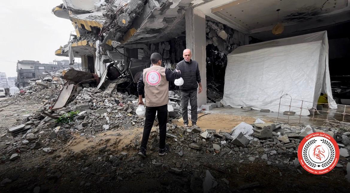 جمعية أصيل توزع وجبات الأرز واللحم الساخنة على العائلات المتضررة في غزة